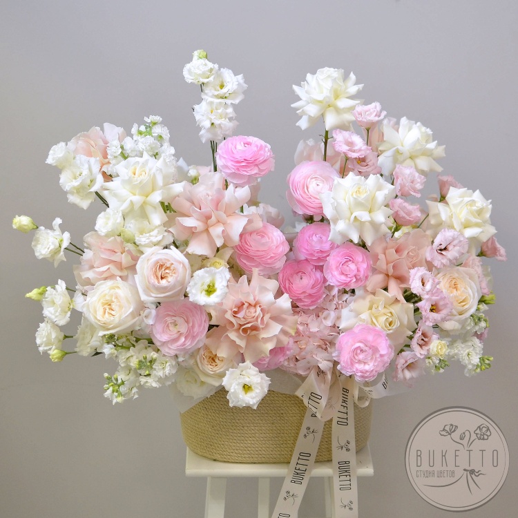 Композиция «Нежные мечты» — из ранункулюсов, гортензий и французских роз №925