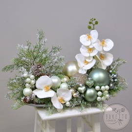 Композиция «Снежный вальс» — новогодняя композиция ручной работы с белыми орхидеями и зелеными шарами