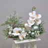 Композиция «Снежный вальс» — новогодняя композиция ручной работы с белыми орхидеями и зелеными шарами