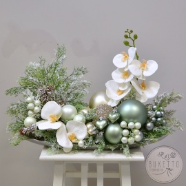 Композиция «Снежный вальс» — новогодняя композиция ручной работы с белыми орхидеями и зелеными шарами