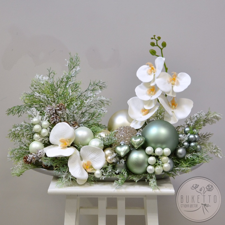 Композиция «Снежный вальс» — новогодняя композиция ручной работы с белыми орхидеями и зелеными шарами