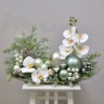 Композиция «Снежный вальс» — новогодняя композиция ручной работы с белыми орхидеями и зелеными шарами