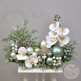 Композиция «Снежный вальс» — новогодняя композиция ручной работы с белыми орхидеями и зелеными шарами