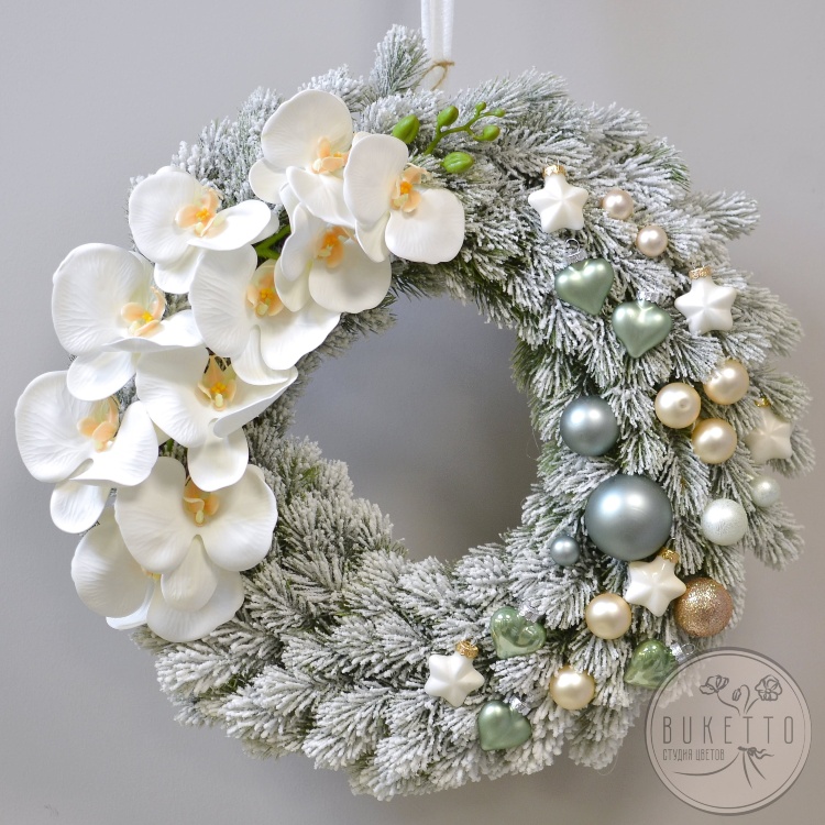 Новогодний венок «Снежная симфония» — элегантный венок из искусственной хвои с белыми орхидеями и декором.