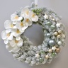 Новогодний венок «Снежная симфония» — элегантный венок из искусственной хвои с белыми орхидеями и декором.
