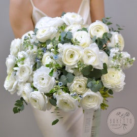 Букет «Нежное прикосновение» — из белых ранункулюсов и маттиолы №928