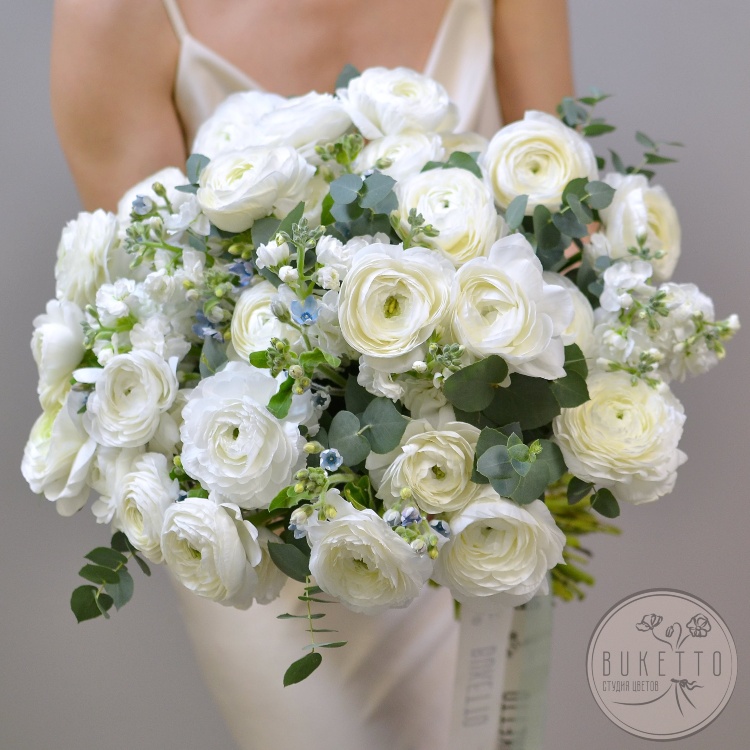 Букет «Нежное прикосновение» — из белых ранункулюсов и маттиолы №928