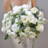 Букет «Нежное прикосновение» — из белых ранункулюсов и маттиолы №928
