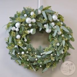 Новогодний венок "Зимнее дыхание" из живой хвои и эвкалипта №936