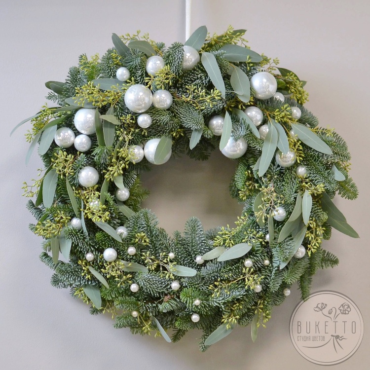 Новогодний венок "Зимнее дыхание" из живой хвои и эвкалипта №936