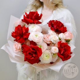 Букет «Страстное сердце» — из красных французских роз Red Volution, ранункулюсов и кустовых роз №940