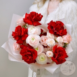 Букет «Страстное сердце» — из красных французских роз Red Volution, ранункулюсов и кустовых роз №940