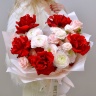 Букет «Страстное сердце» — из красных французских роз Red Volution, ранункулюсов и кустовых роз №940