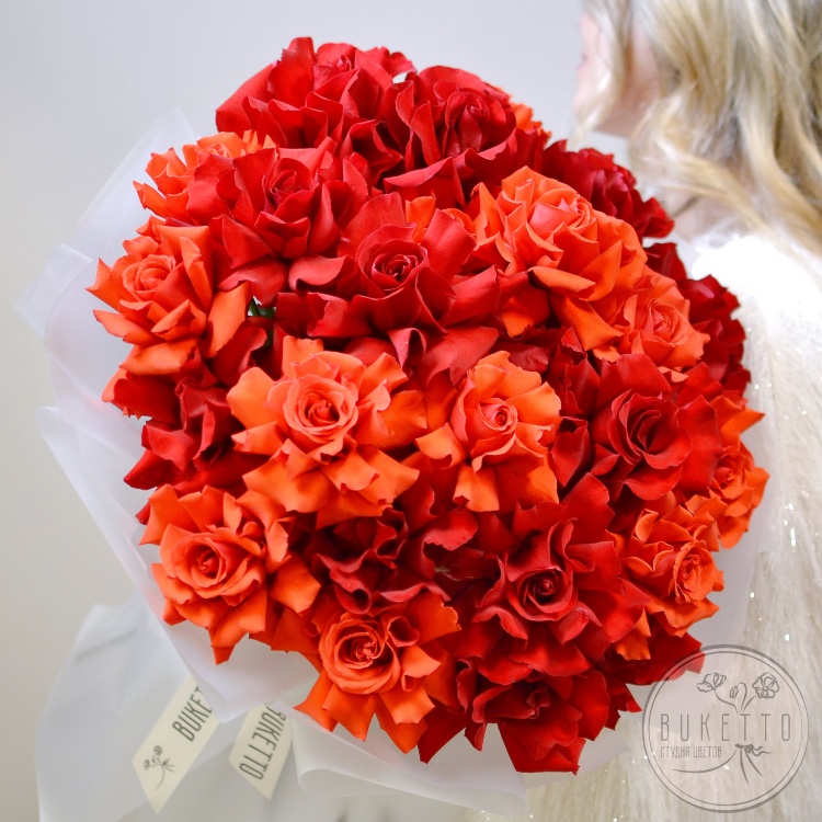 Букет «Огненный дуэт» — из красных и алых французских роз Red Volution и Nina №941