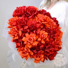 Букет «Огненный дуэт» — из красных и алых французских роз Red Volution и Nina №941