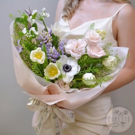 Букет «Весенние нотки» — нежный весенний букет с белыми анемонами и тюльпанами №943