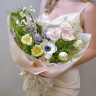 Букет «Весенние нотки» — нежный весенний букет с белыми анемонами и тюльпанами №943