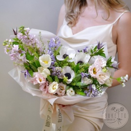 Букет «Весенние нотки» — нежный весенний букет с белыми анемонами и тюльпанами №943