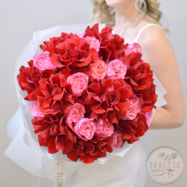 Букет «Красный бархат» — из французских роз Red Volution и пионовидных роз Get Lucky №945