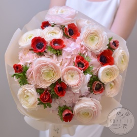 Букет «Пламя и шёлк» из ранункулюсов, красных анемонов и гортензий №956