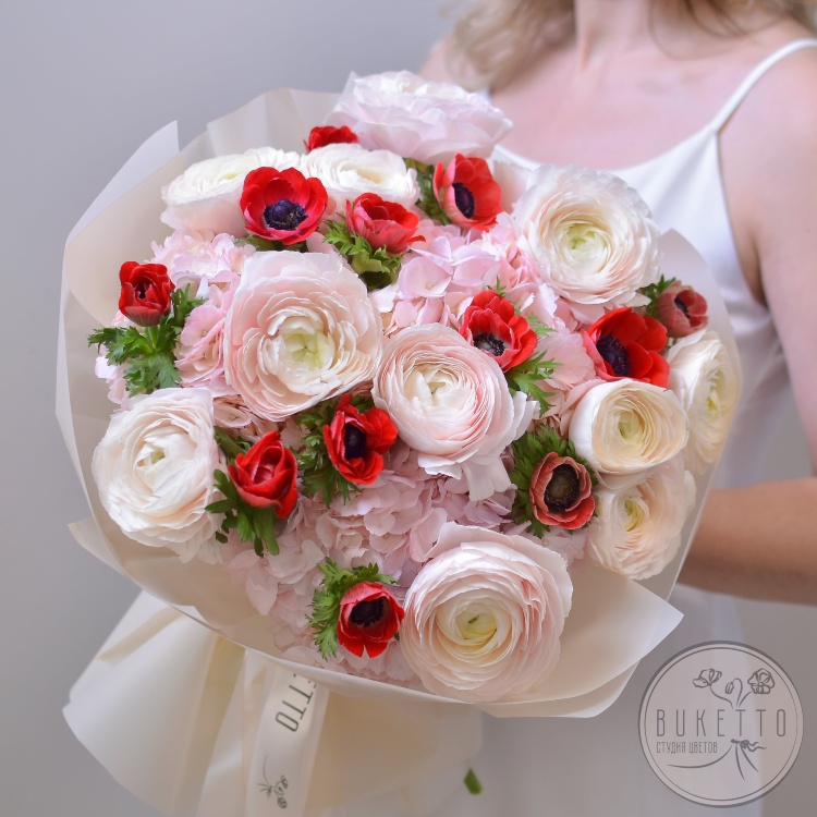 Букет «Пламя и шёлк» из ранункулюсов, красных анемонов и гортензий №956