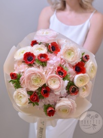 Букет «Пламя и шёлк» из ранункулюсов, красных анемонов и гортензий №956