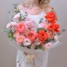 Букет «Нежное признание» — из алых роз Nina, пионовидных роз Candy X-Pression и персиковых Julietta №957