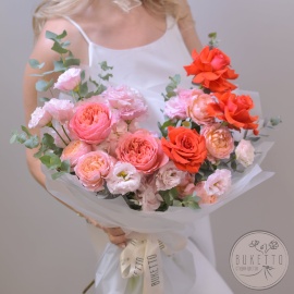 Букет «Нежное признание» — из алых роз Nina, пионовидных роз Candy X-Pression и персиковых Julietta №957