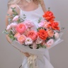 Букет «Нежное признание» — из алых роз Nina, пионовидных роз Candy X-Pression и персиковых Julietta №957
