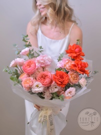 Букет «Нежное признание» — из алых роз Nina, пионовидных роз Candy X-Pression и персиковых Julietta №957