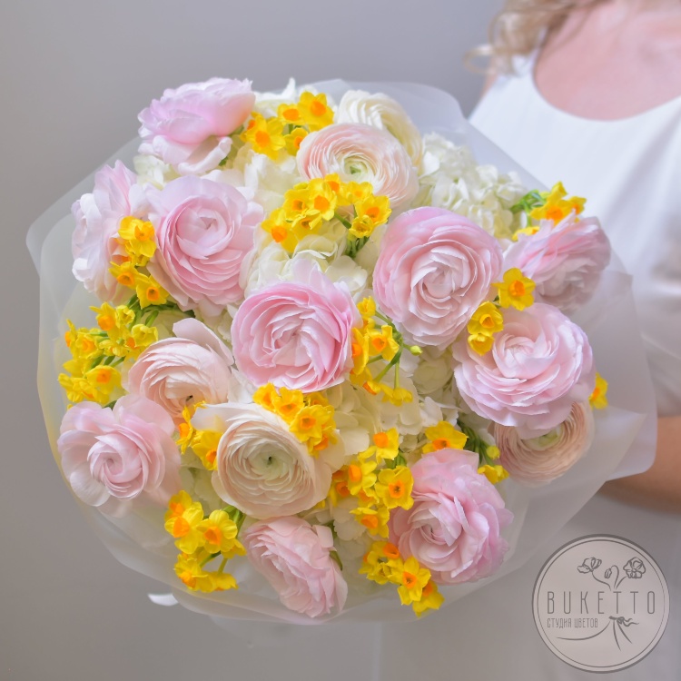 Букет «Весенние радости» — из ранункулюсов Lady, гортензий и кустовых нарциссов Soleil d'Or №963
