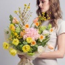 Букет «Весенний шарм» — из длинных французских и пионовидных тюльпанов, нарциссов и веток форзиции №964