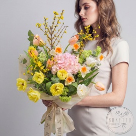 Букет «Весенний шарм» — из длинных французских и пионовидных тюльпанов, нарциссов и веток форзиции №964