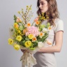 Букет «Весенний шарм» — из длинных французских и пионовидных тюльпанов, нарциссов и веток форзиции №964