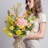 Букет «Весенний шарм» — из длинных французских и пионовидных тюльпанов, нарциссов и веток форзиции №964