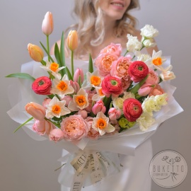 Букет «Люблю весну!» — весенний букет с ранункулюсами Charleston, тюльпанами Menton и розами Julietta №968