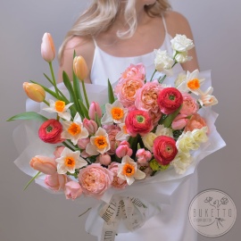 Букет «Люблю весну!» — весенний букет с ранункулюсами Charleston, тюльпанами Menton и розами Julietta №968