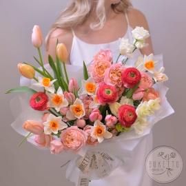 Букет «Люблю весну!» — дофаминовый букет с ранункулюсами Charleston и нарциссами Johann Strauss №968