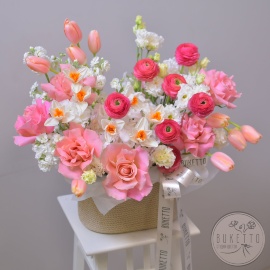 Композиция «Люблю весну!» — из ранункулюсов Charleston, тюльпанов Menton и нарциссов Johann Strauss №972