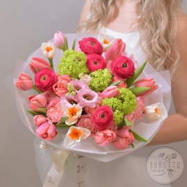 Букет "Весенний всплеск" - дофаминовый букет с ранункулюсами Charleston и тюльпанами Etched Salmon №973