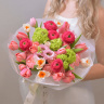 Букет "Весенний всплеск" - дофаминовый букет с ранункулюсами Charleston и тюльпанами Etched Salmon №973