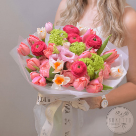 Букет "Весенний всплеск" - дофаминовый букет с ранункулюсами Charleston и тюльпанами Etched Salmon №973