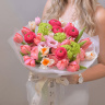 Букет "Весенний всплеск" - дофаминовый букет с ранункулюсами Charleston и тюльпанами Etched Salmon №973