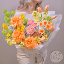 Букет «Эликсир счастья» — премиальный дофаминовый букет с розами Felicity, нарциссами и тюльпанами Menton 