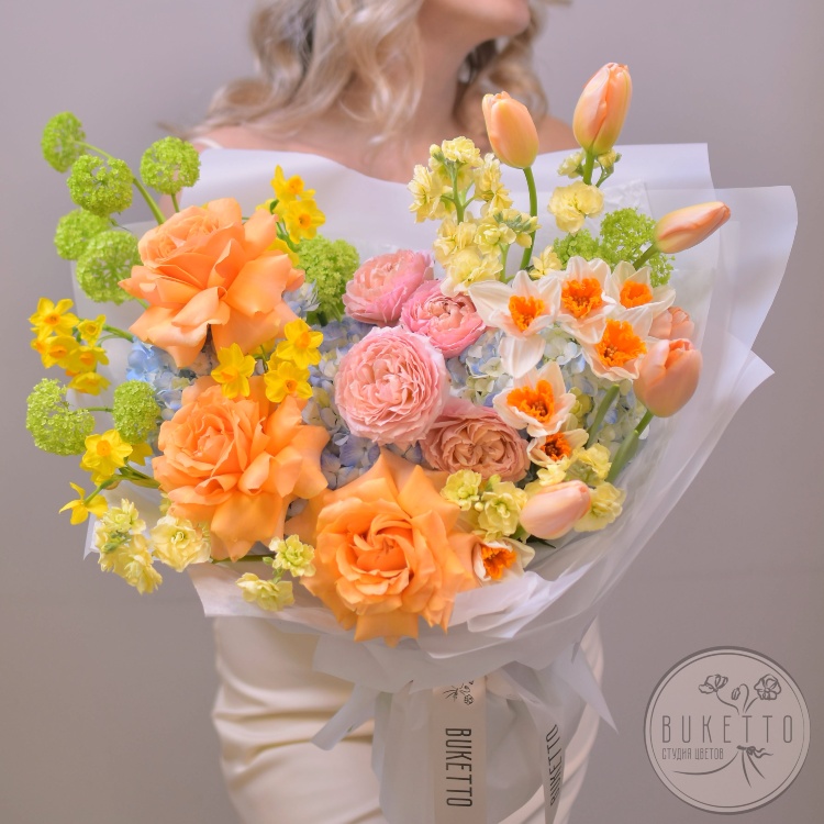 Букет «Эликсир счастья» — премиальный дофаминовый букет с розами Felicity, нарциссами и тюльпанами Menton 