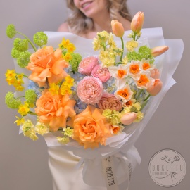 Букет «Эликсир счастья» — премиальный дофаминовый букет с розами Felicity, нарциссами и тюльпанами Menton 