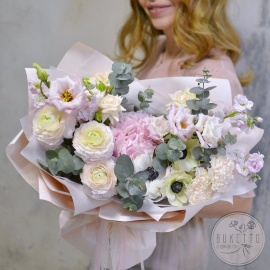 Букет с ранункулюсами, анемонами и гортензией №776