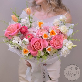 Букет "Весенний поцелуй" - дофаминовый букет с ранункулюсами Charleston, нарциссами и французскими розами №976