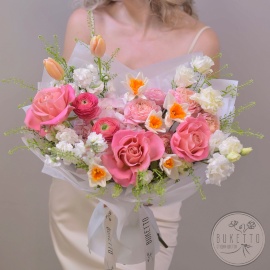 Букет "Весенний поцелуй" - дофаминовый букет с ранункулюсами Charleston, нарциссами и французскими розами №976