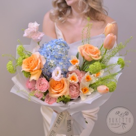 Букет «Палитра удовольствия» — весенний букет с нарциссами Johan Strauss, гортензиями и тюльпанами Menton №977